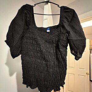 Black shirt
Puffy shoulders